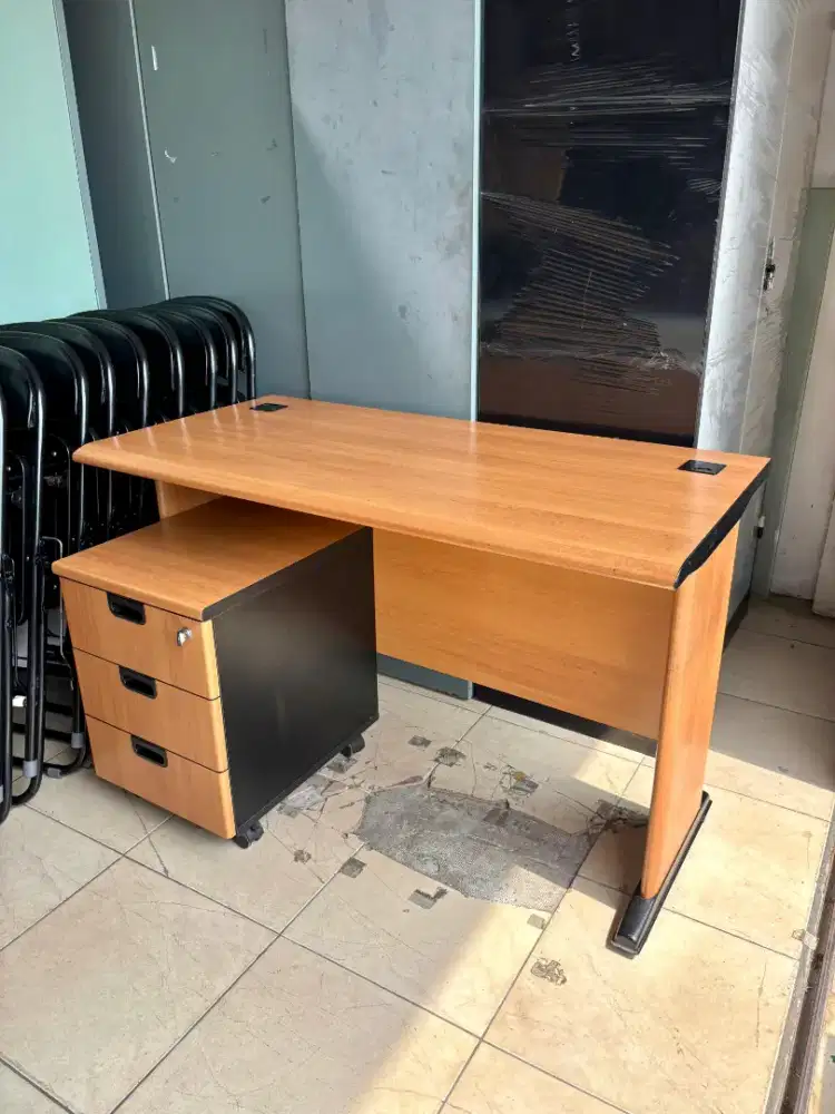 Meja Kerja Staff Kantor Highpoint