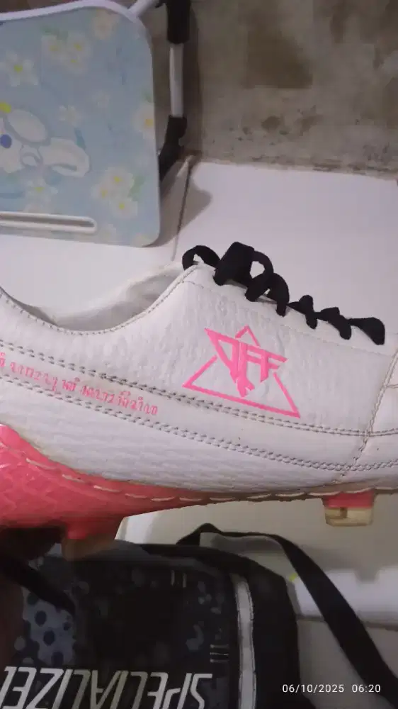 Sepatu bola raf