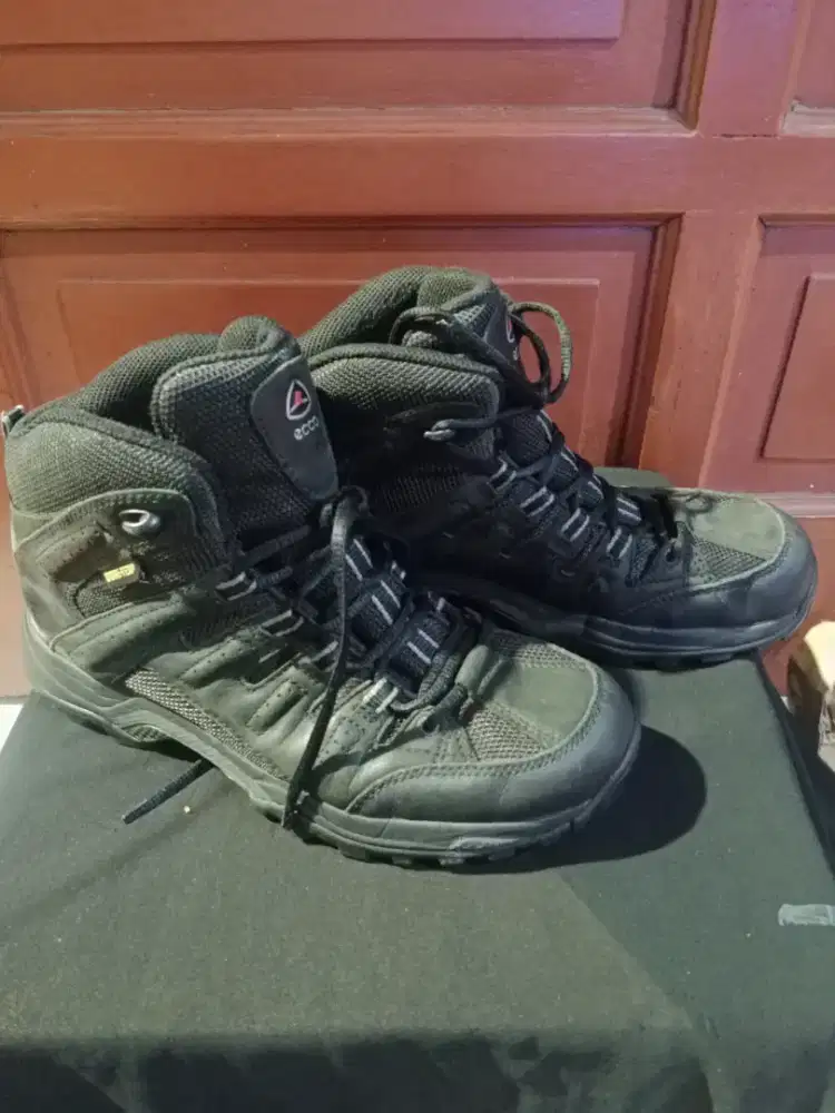 sepatu hiking merk ecco