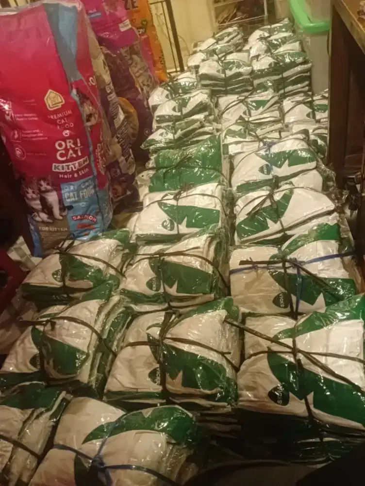 borongan sepatu 210 pcs  baju+celana 210 set tambah baju atasan 50 pcs