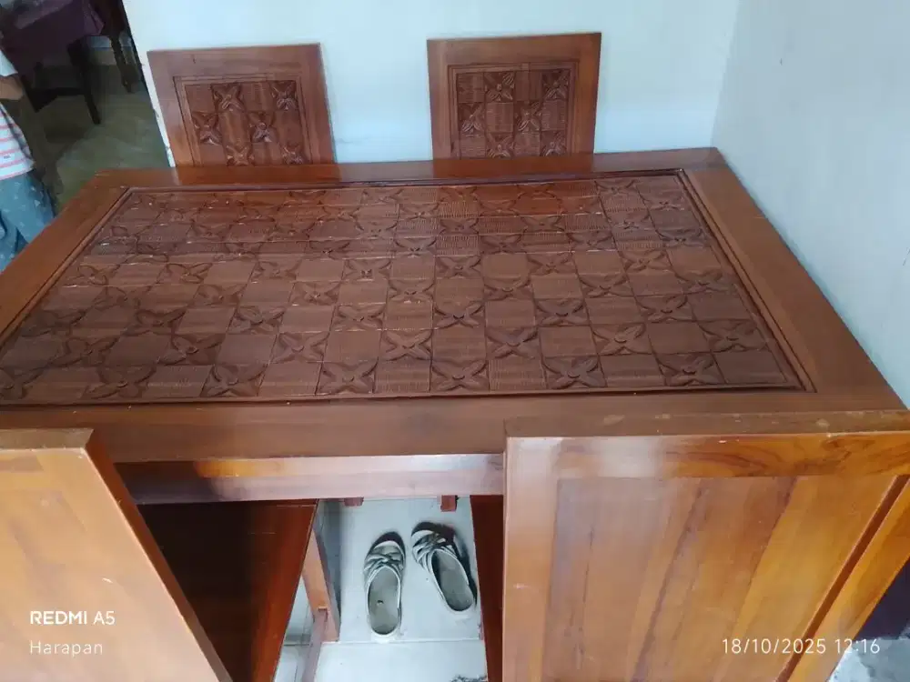 Jual set meja makan plus kursi ,minat chat wa