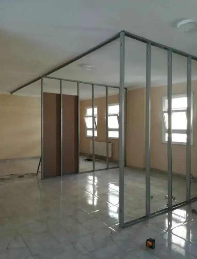Dinding partisi gypsum atau kalsyboard