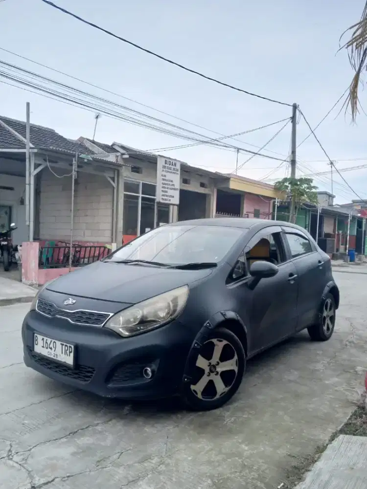 Termurah KIA rio manual hatchback 2013 istimewa