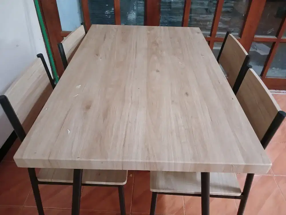 Meja Makan Kayu