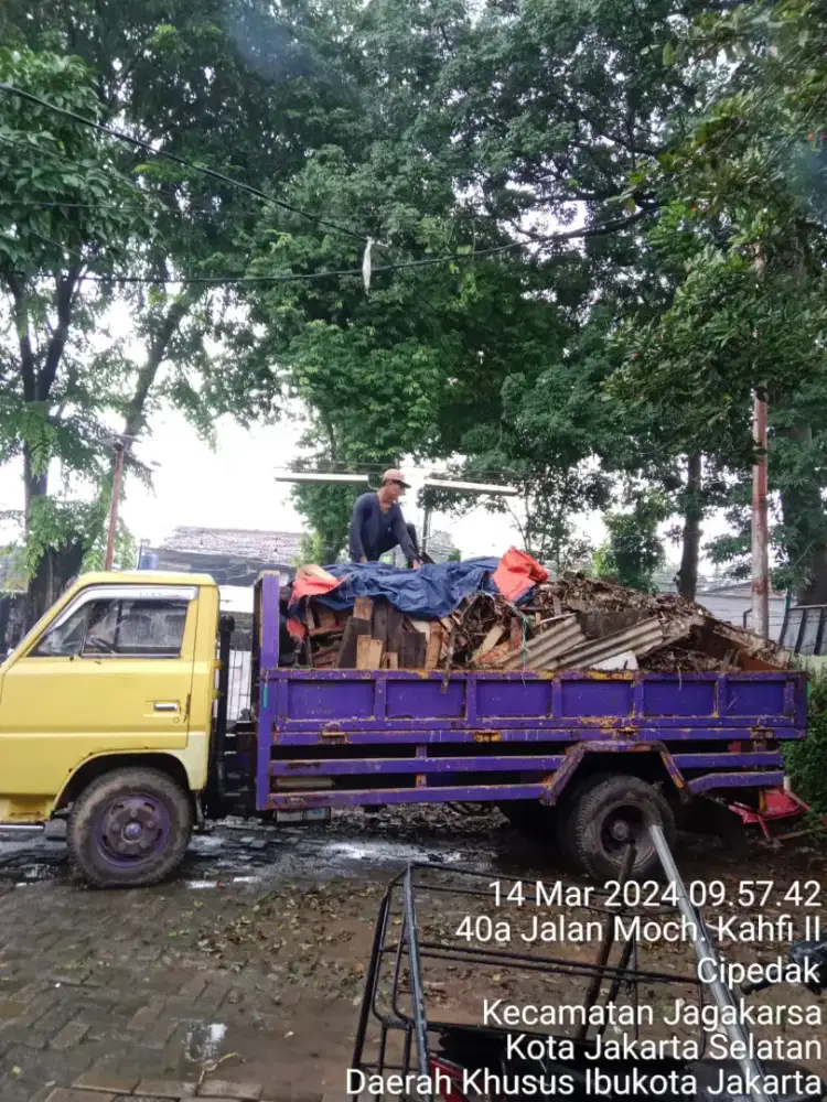 Buang puing dan tanah