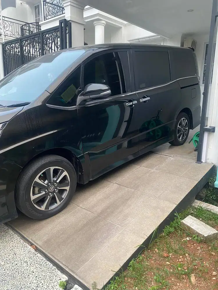 Dijual Mobil Toyota Voxy Thn 2018 Matic - Kondisi Mulus - Km 36