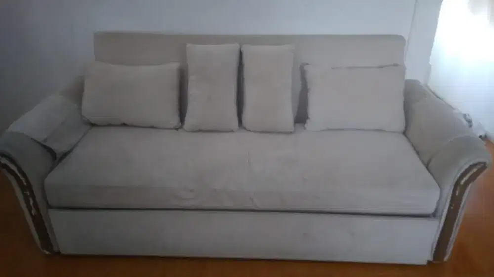 Sofa putih bekas