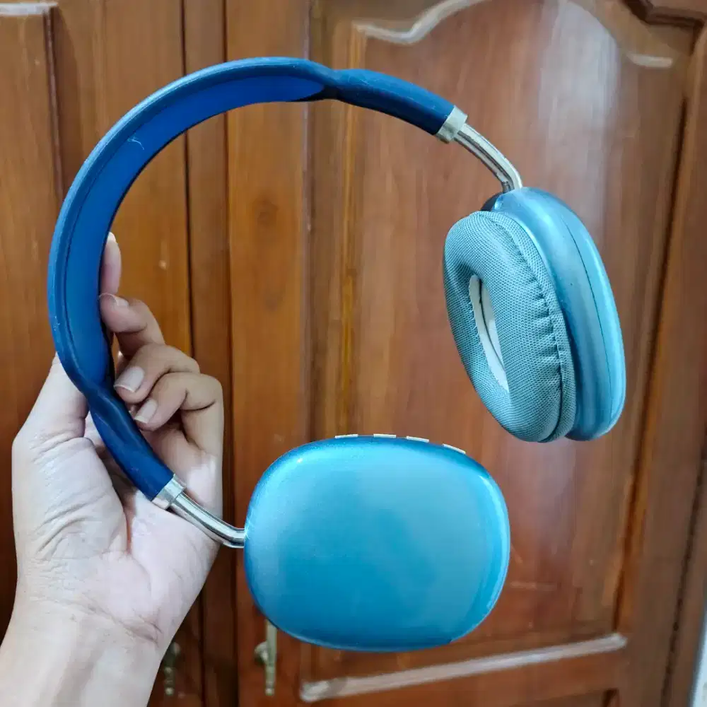 Headphone bluetooth biru