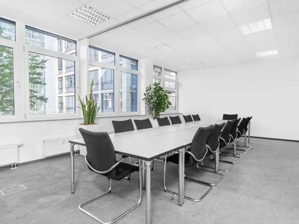 Akses satu harga ke ruang kantor profesional untuk 4 orang di Regus GKM Green Tower