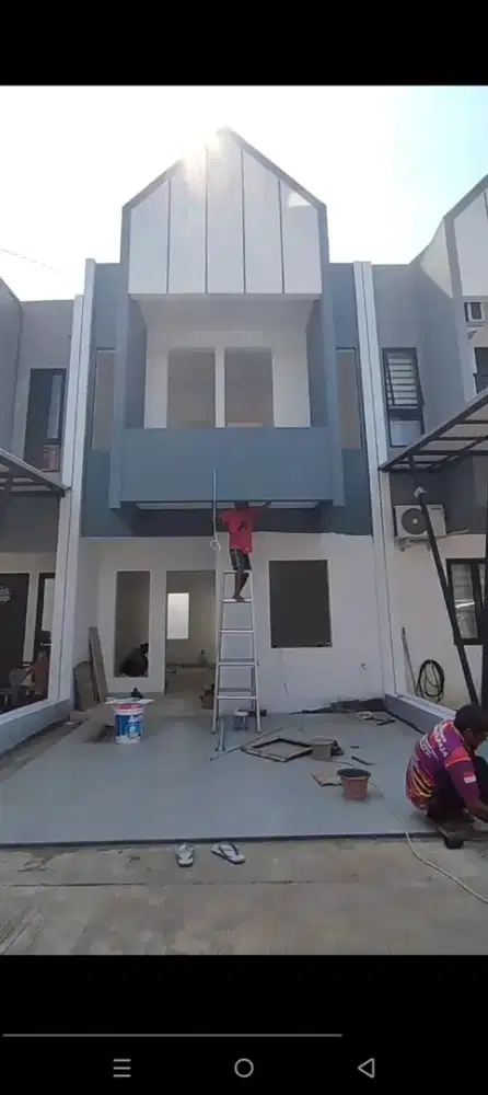 Rumah baru dua lantai siap huni