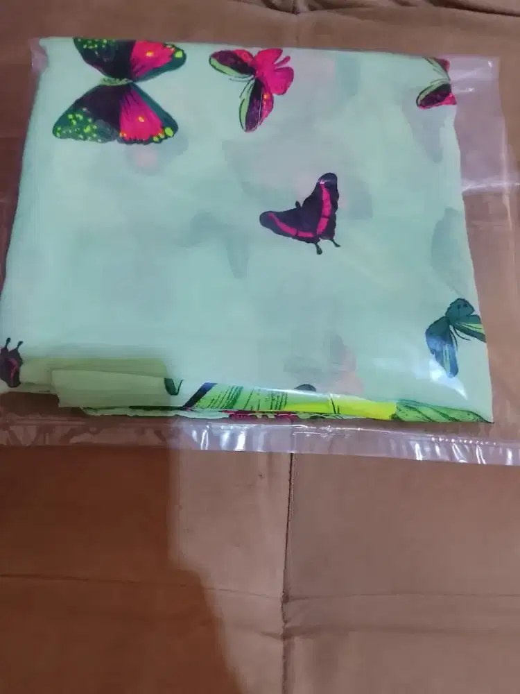 Pashmina motif kupu kupu