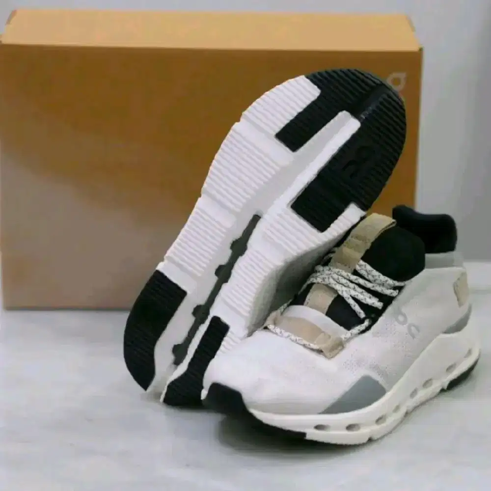 SEPATU ON CLOUD NOVA WHITE / SAND SEPATU RUNNING LARI SNEAKERS