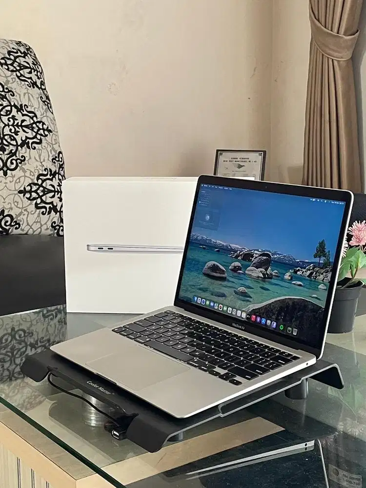 Macbook Air M1 2020 8/256 GB ex iBox