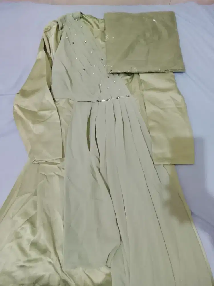 Satu set Gamis Bahan Satin dan Jilbab segiempat