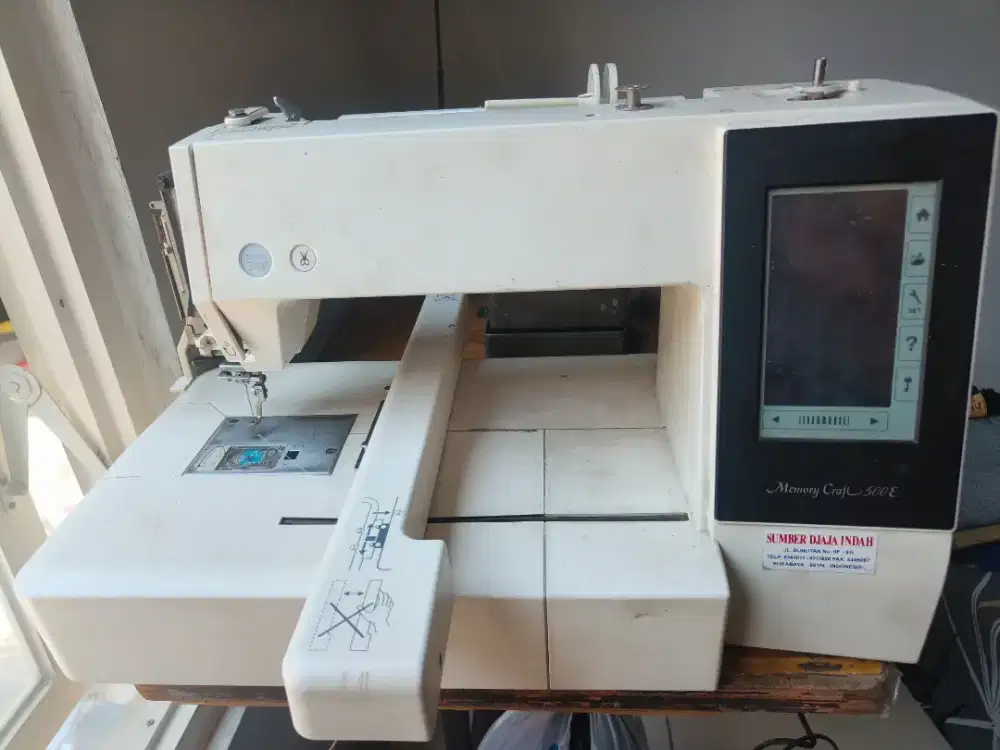 Mesin bordir komputer portabel janome