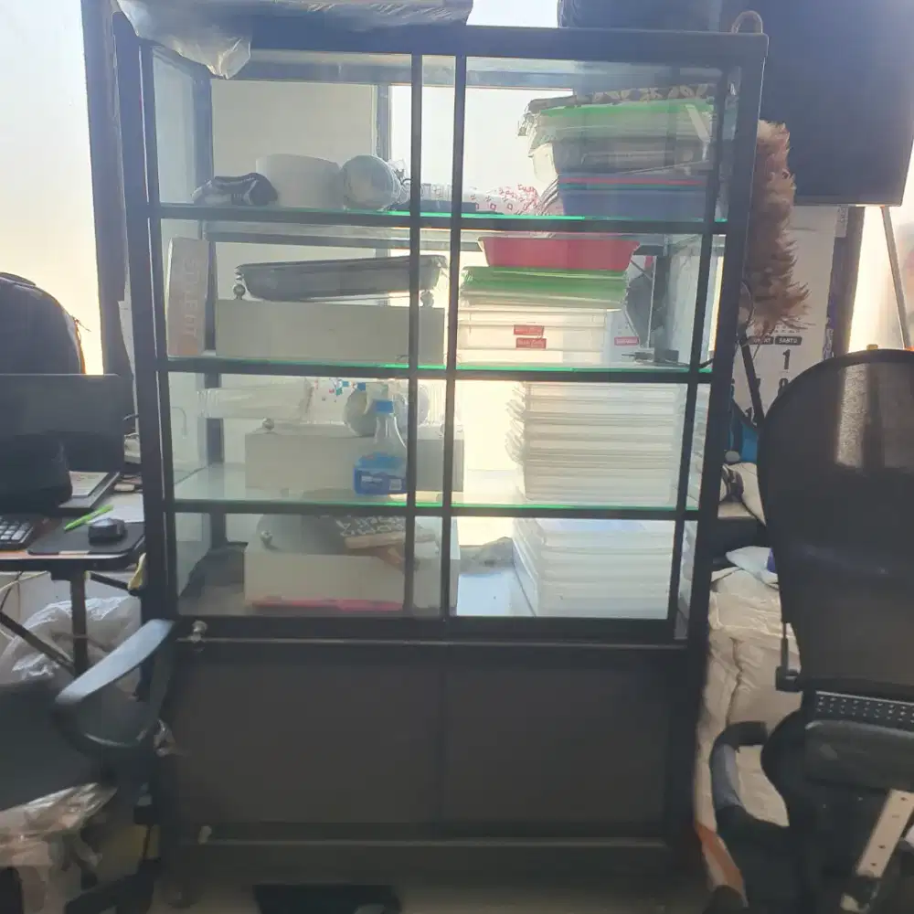 Etalase full kaca