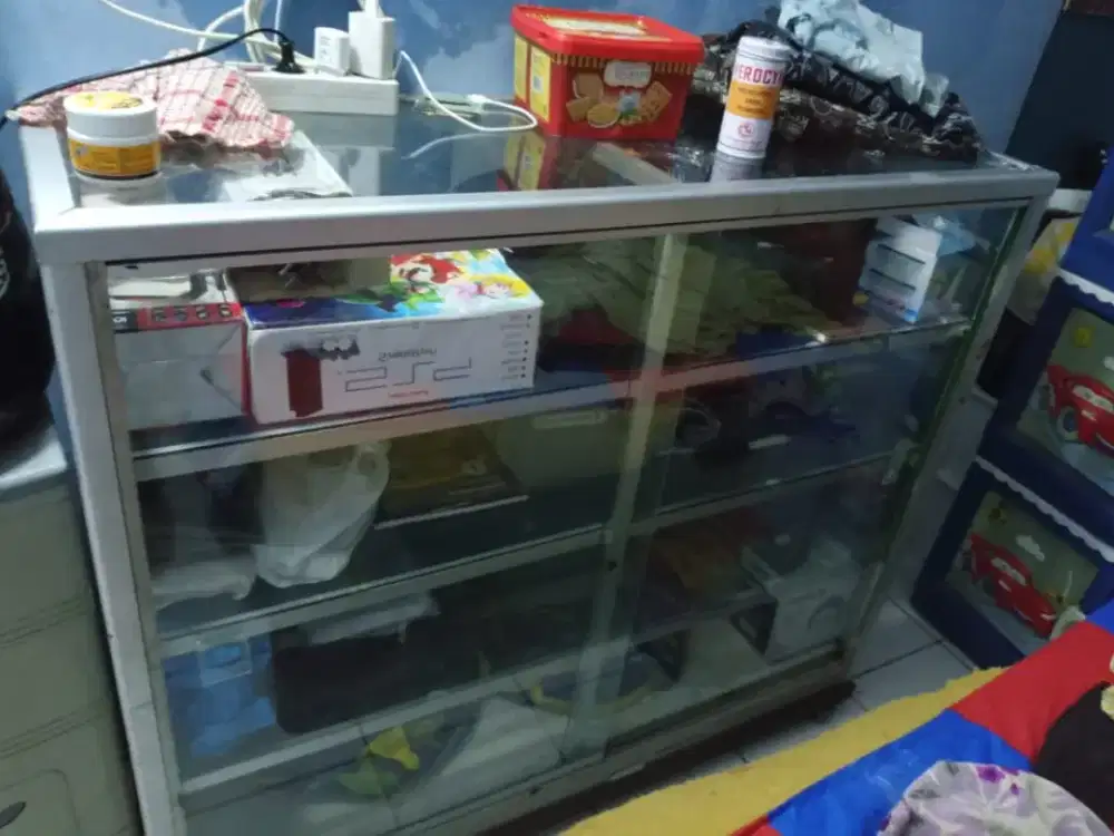 Etalase kaca masih bagus