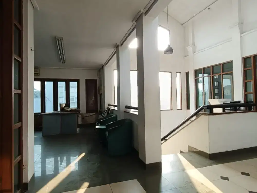 RUANG PERKANTORAN 3 LANTAI SAYAP BRAGA