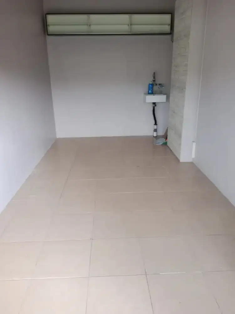 Disewakan kios ukuran 2x5 depan kolam renang tower F dekat Indomaret