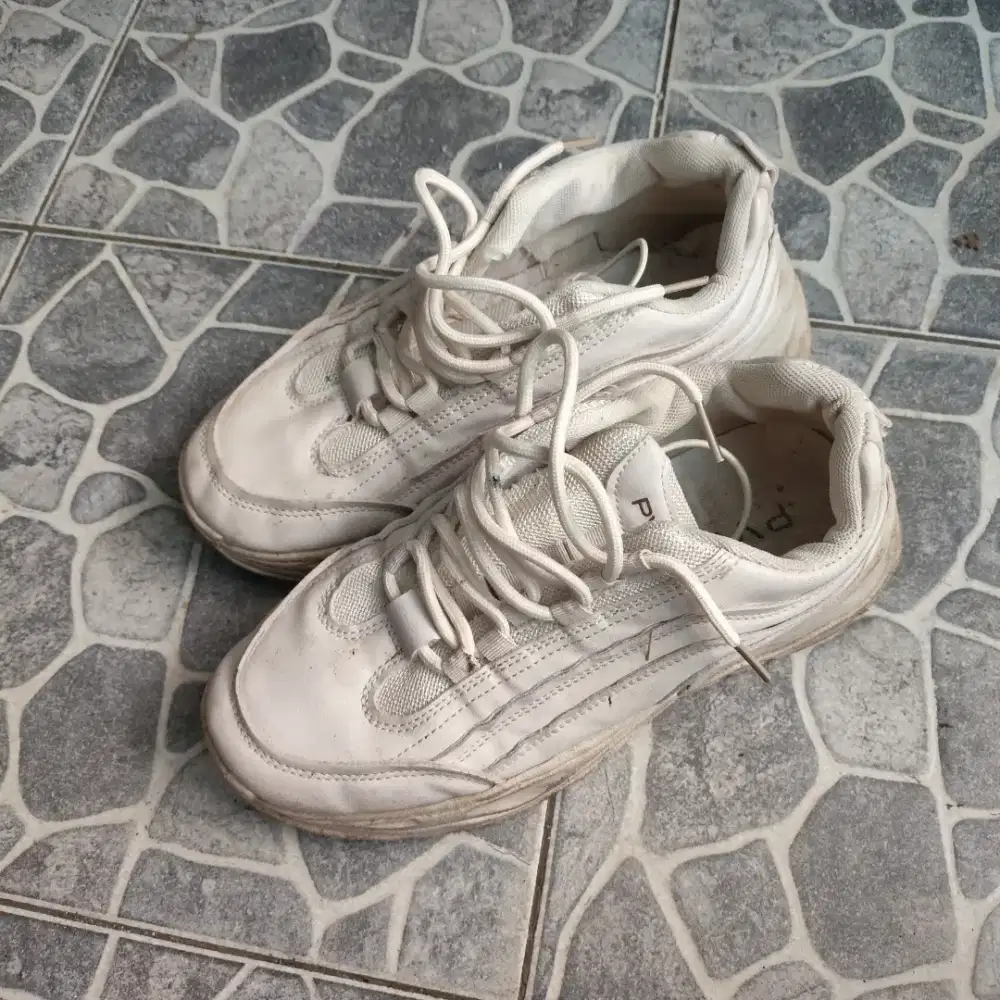 Sepatu Merk PVN Warna Putih Size 7