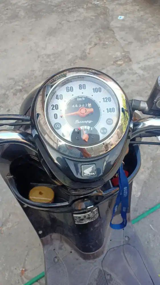 Dijual HONDA SCOOPY TAHUN 2017, surat lengkap, pajak dan STNK HIDUP.