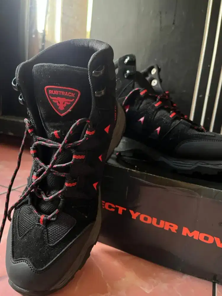 Sepatu gunung merk rubstrak