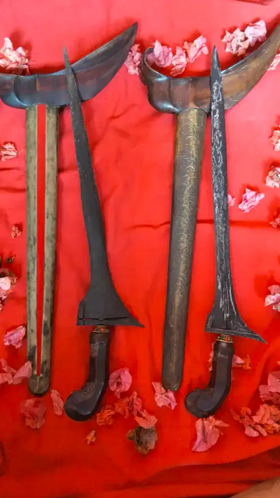 Sepasang keris sepuh wingit