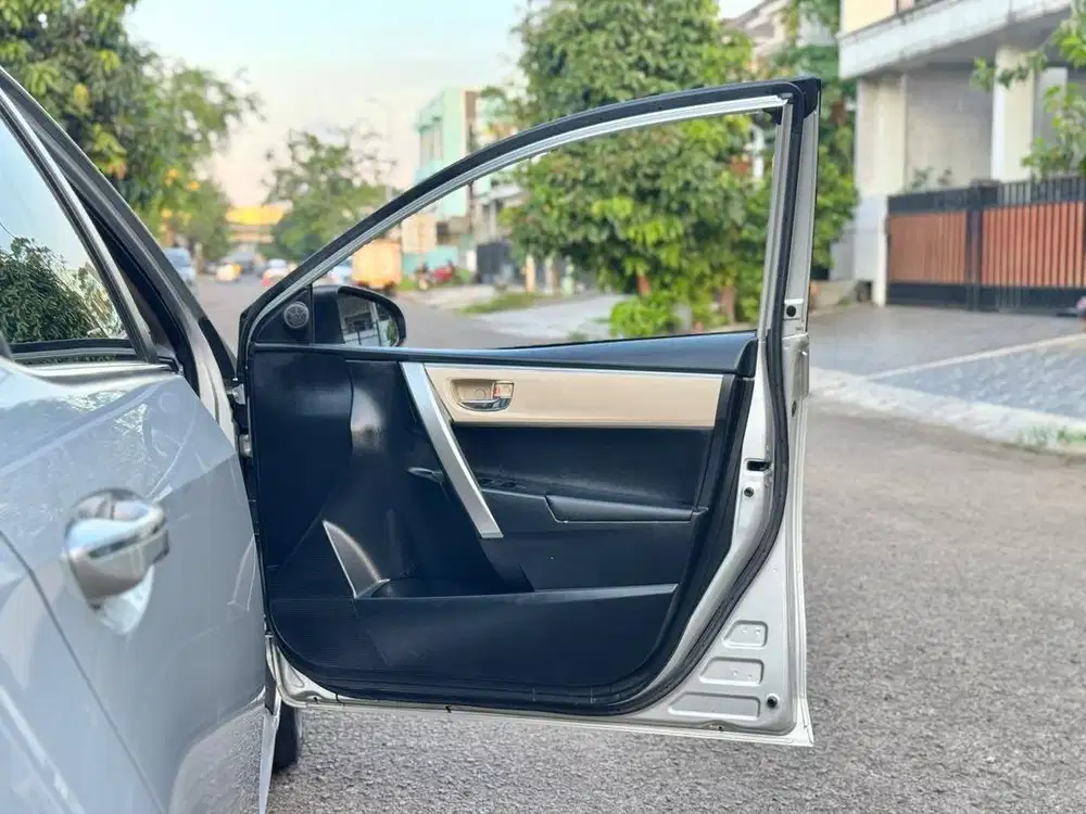 TOYOTA COROLLA ALTIS V 1.8 AT 2014 SILVER  ISTIMEWA SIAP PAKAI