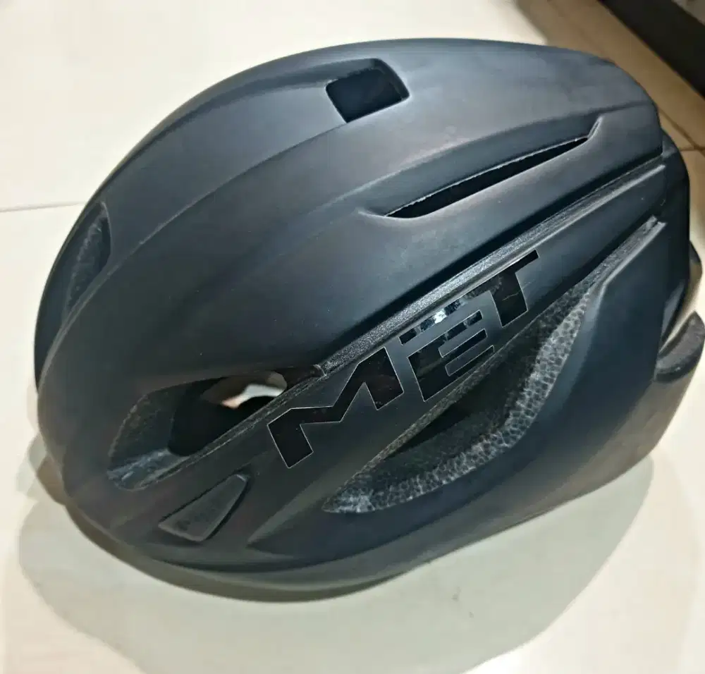 Helm sepeda roadbike MET Strale