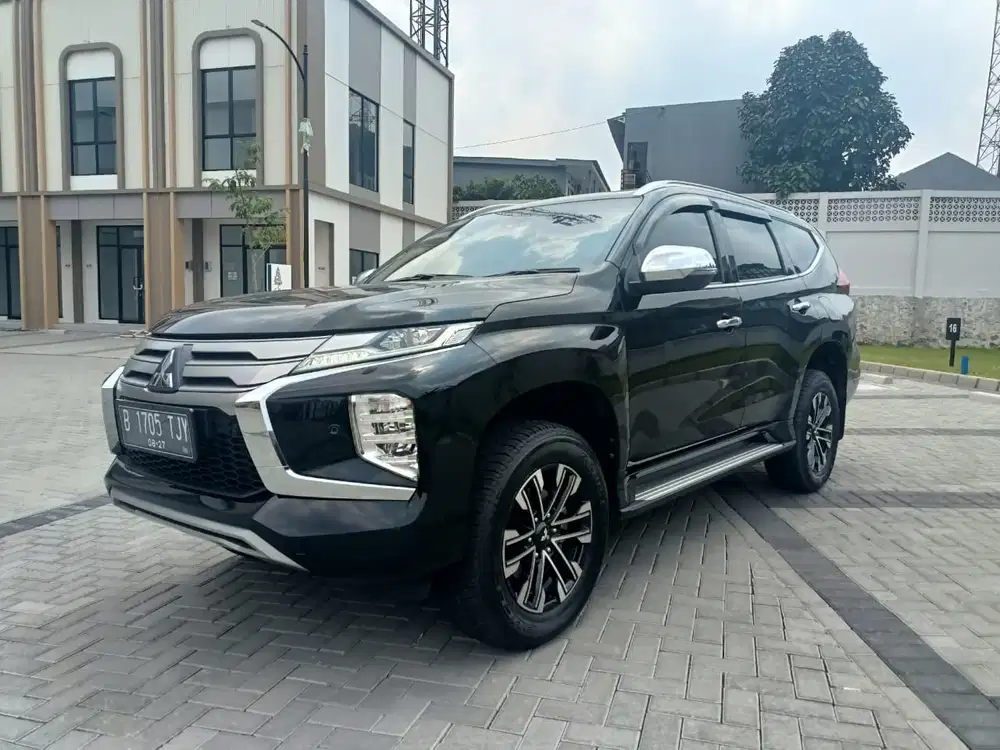 Mitsubishi Pajero Sport Dakar 2022 KM 12 rb hitam