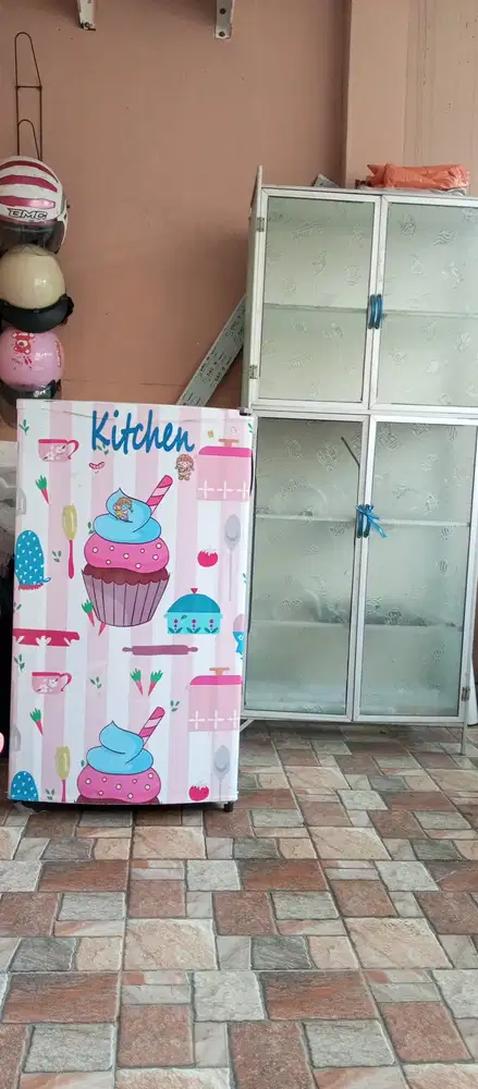 Kulkas satu pintu dan lemari piring kaca