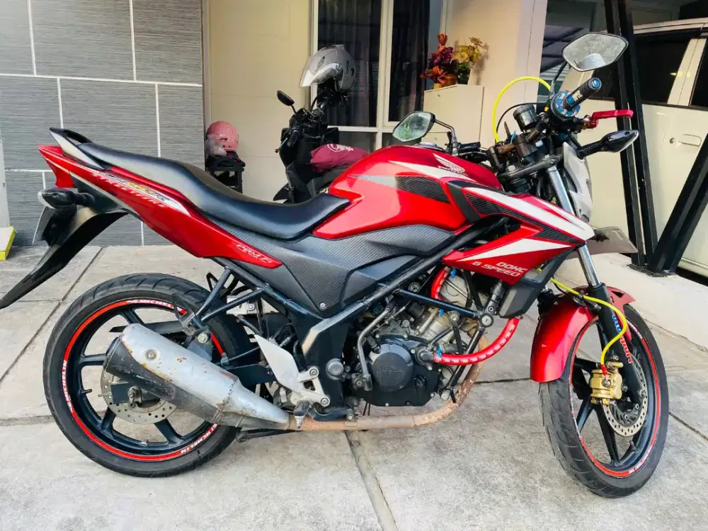 Dijual cepat Honda CB150R Merah Mantap