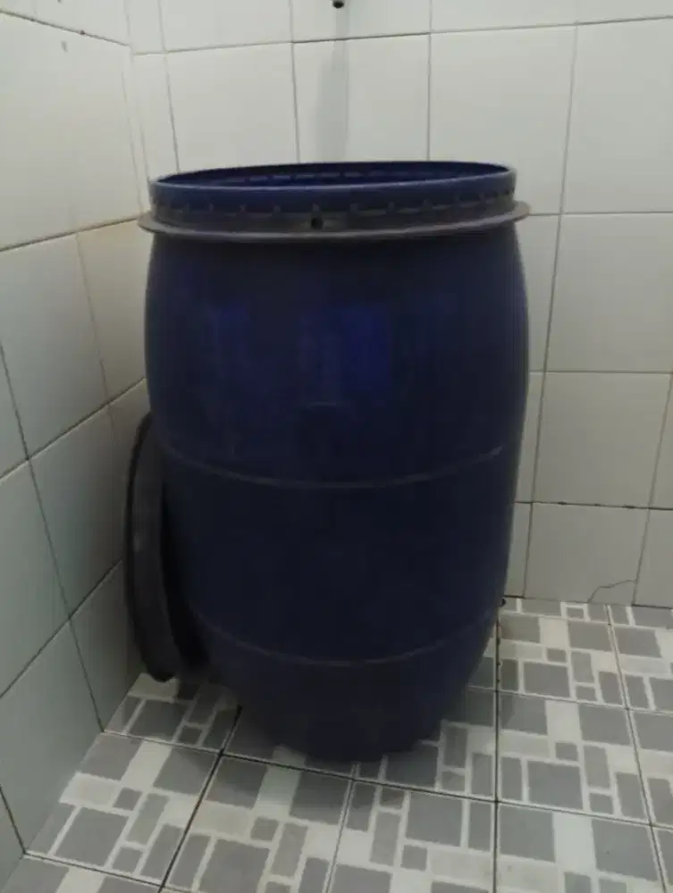 Drum bekas untuk air