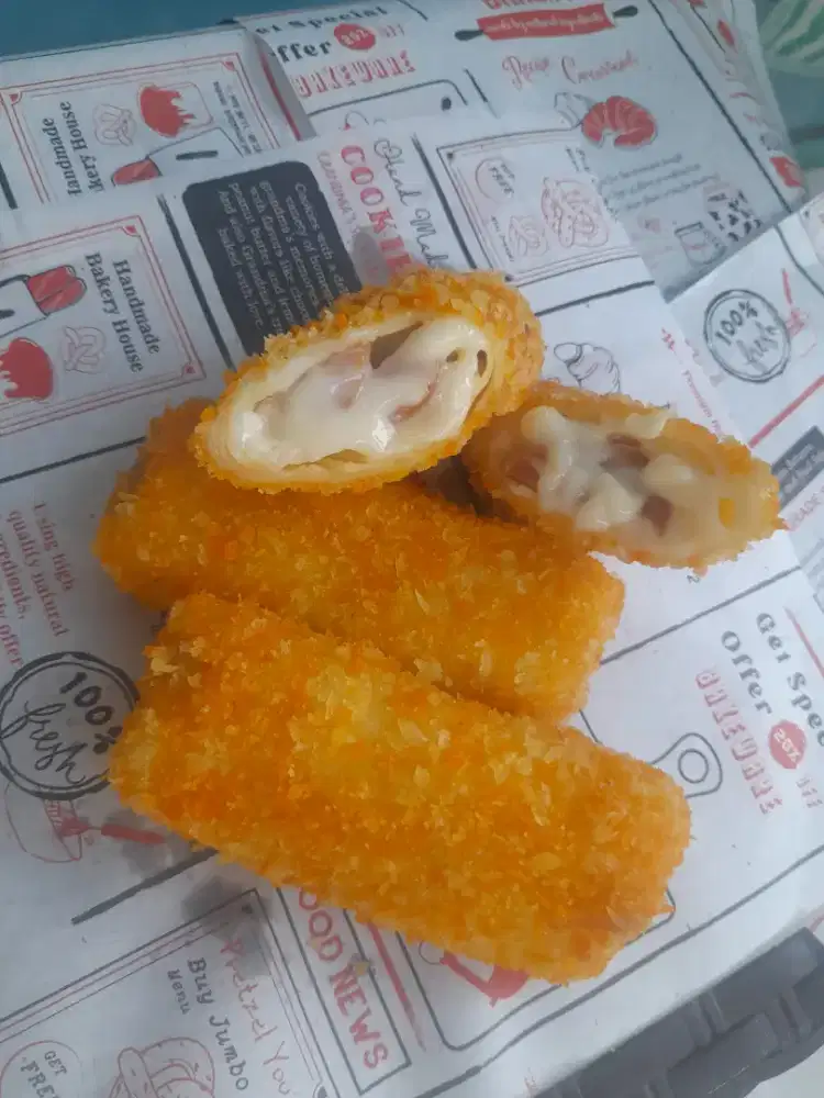 Menerima pesanan kue