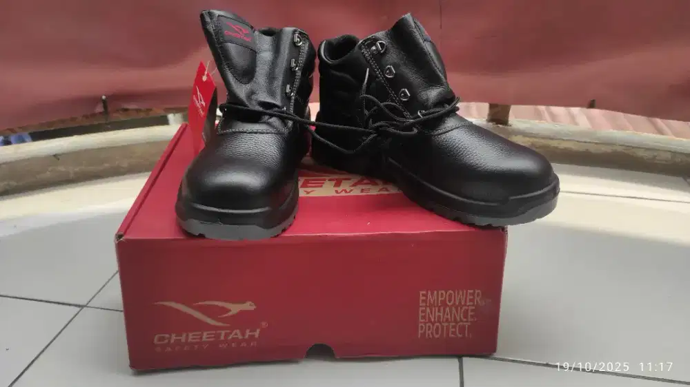 Sepatu safety ukuran 43 merk cheetah
