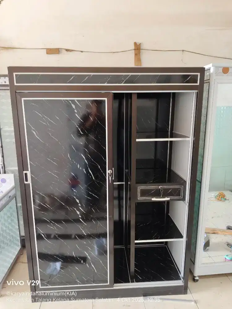Lemari aluminium