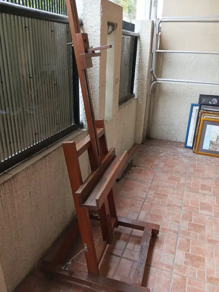 Easel atau tempat melukis besar, beroda