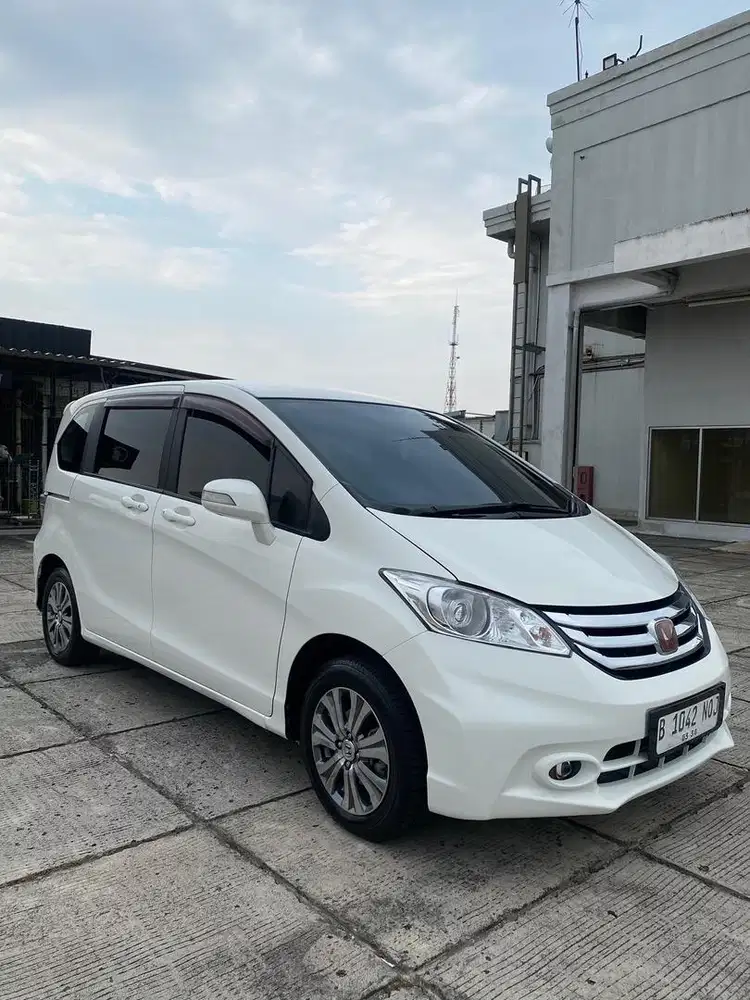 (Istimewa unit joss siap pakai) HONDA FREED PSD AT 2015