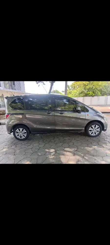 Mobil honda freed 2012 metik