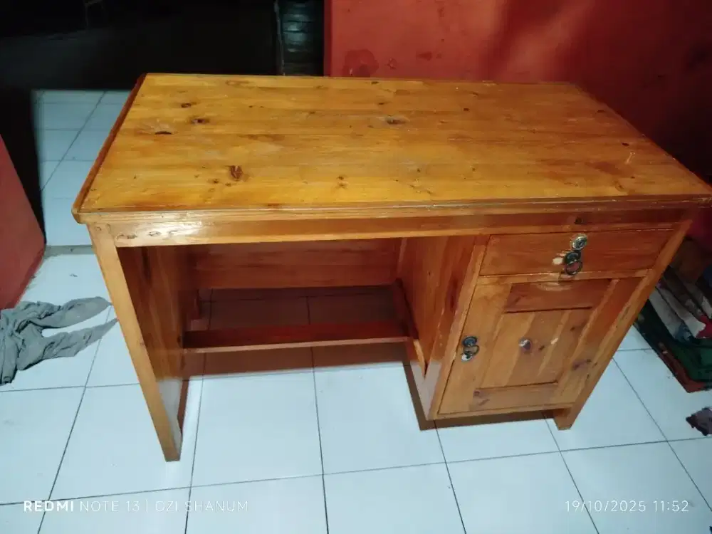 Meja kerja Setangah biro