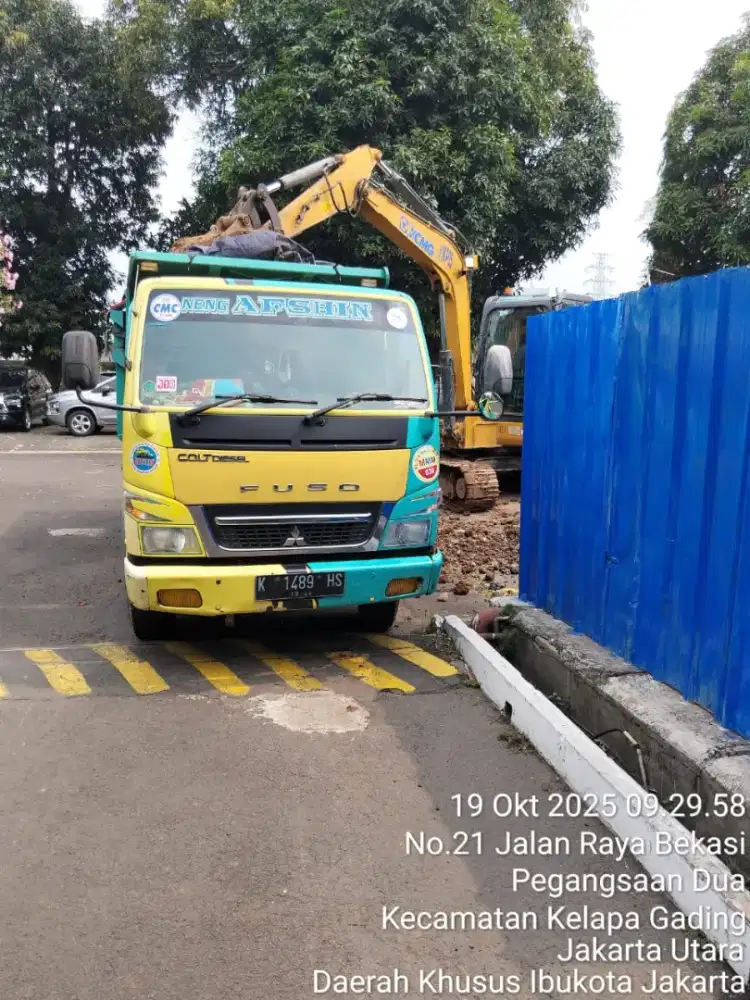 Buang puing dan angkut tanah