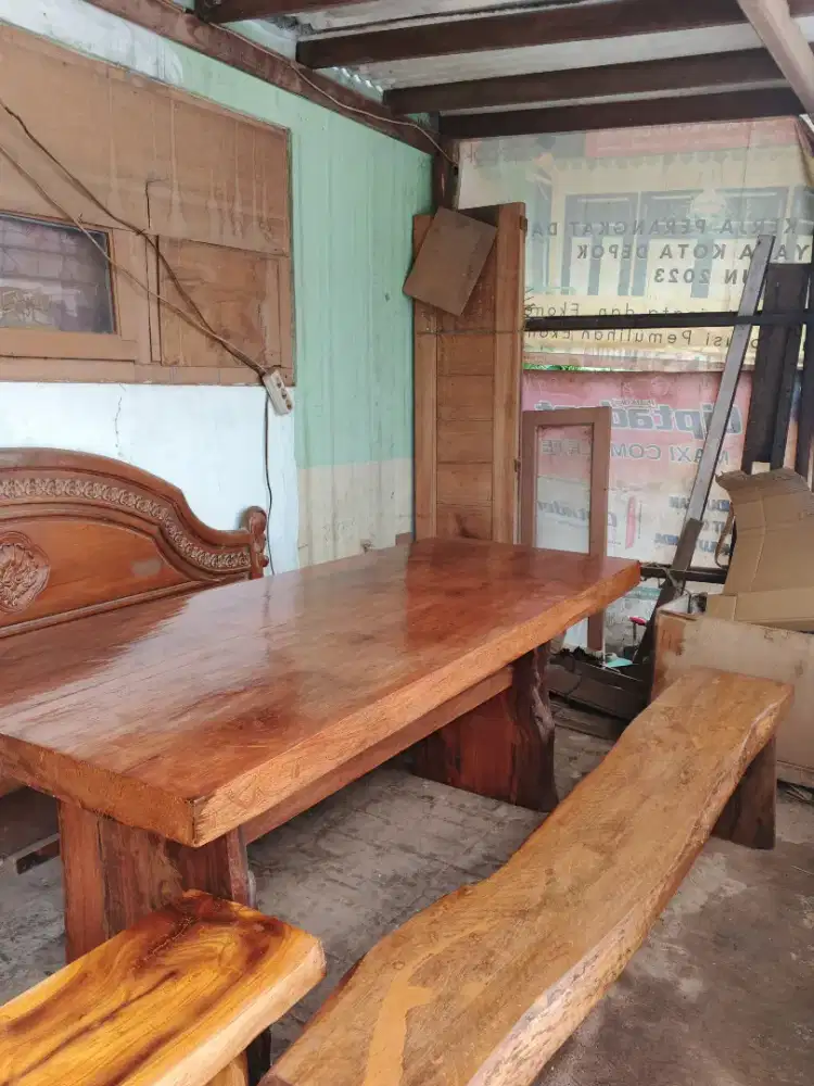 Meja makan antik teras