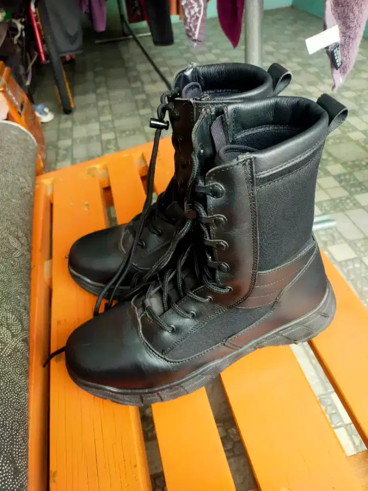 Sepatu PDL uk 43 kondisi seperti baru tanpa kardus