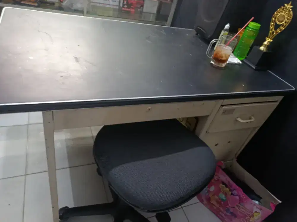 Meja kantor besi