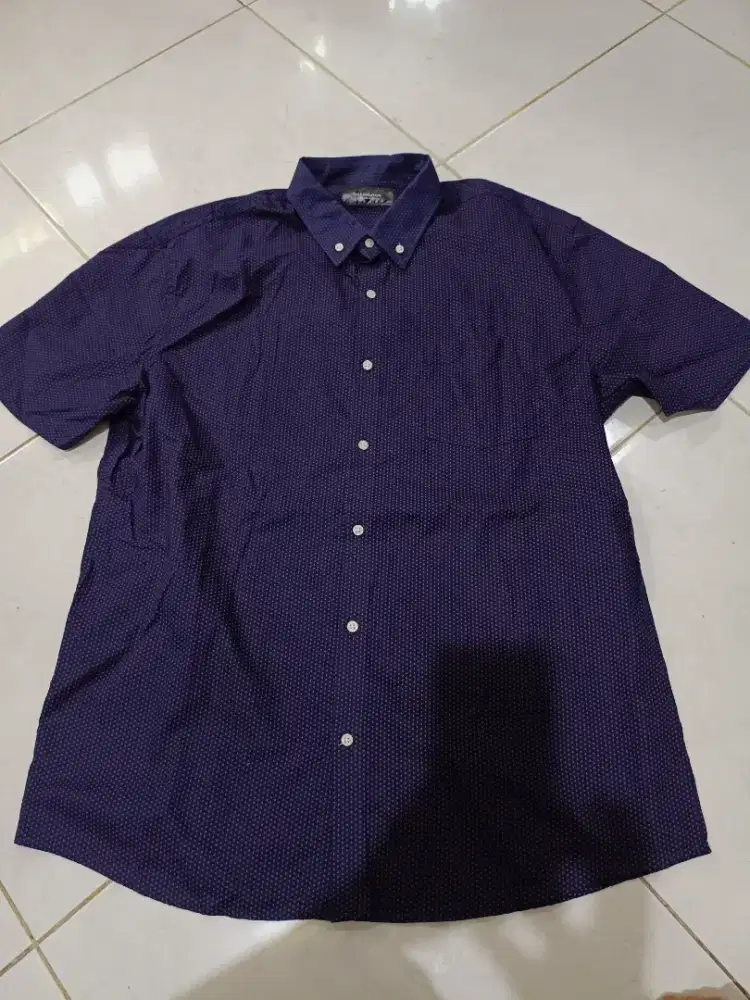 Dijual cepat!!! Kemeja Exe, sz 17, slim fit, lengan pendek
