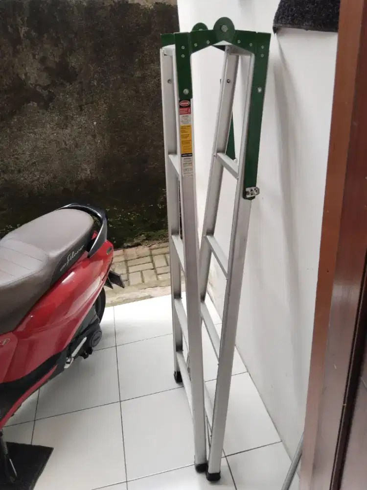 Tangga lipat aluminium mulus seperti baru