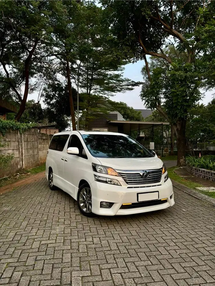 Toyota Vellfire Warna Putih Tahun 2011