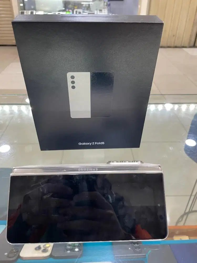 samsung  fold 5 12/1TB cream