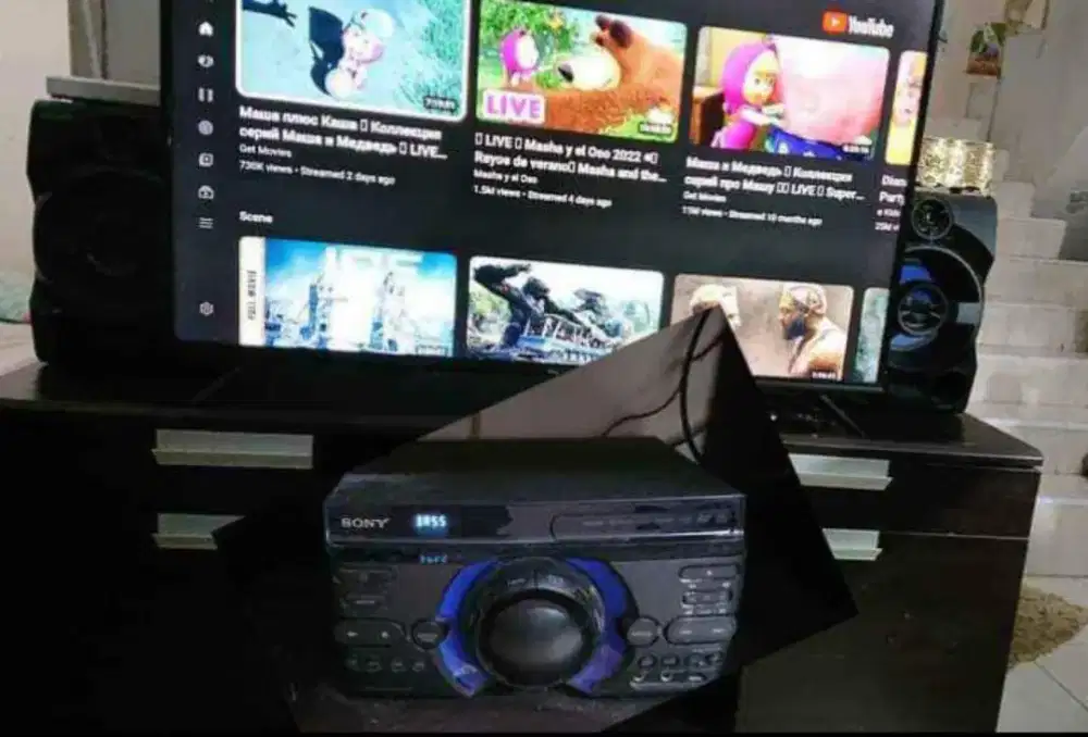 Tv TCL beserta lemari bupet nya