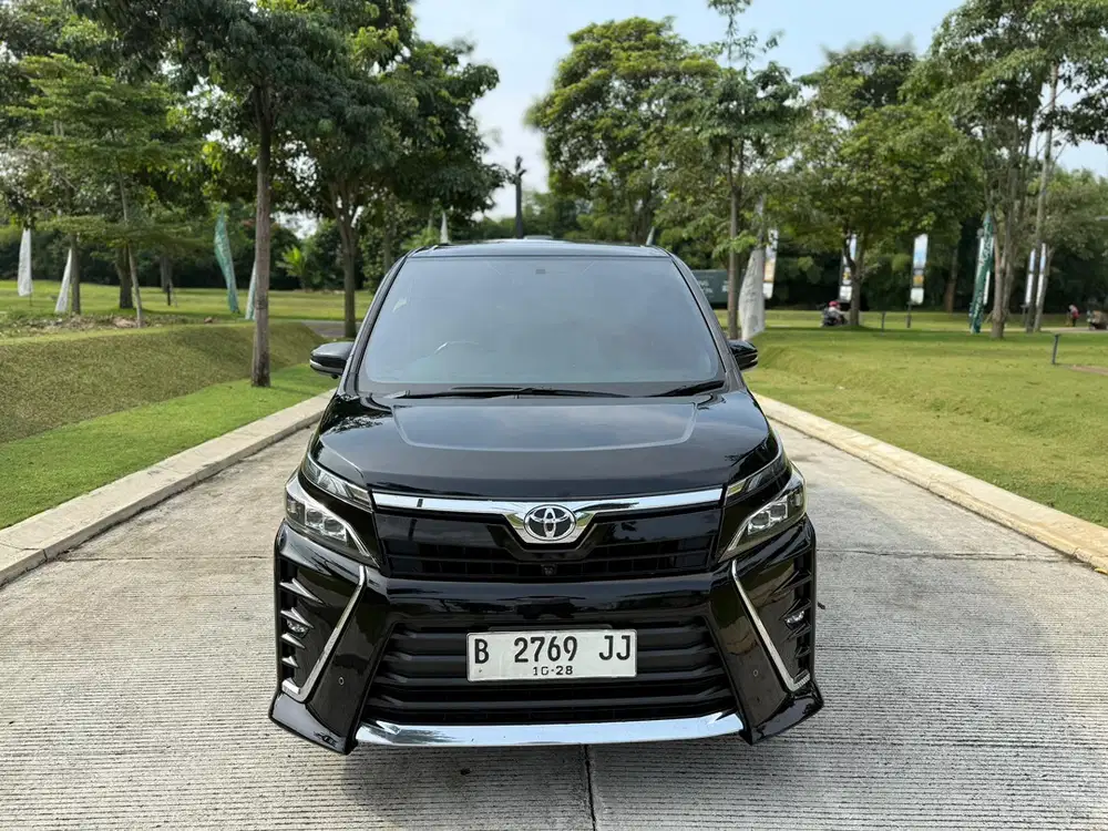 TERIMA KREDIT SYARIAH | TOYOTA VOXY 2.0 AT TH 2018 HITAM TANGAN KESATU